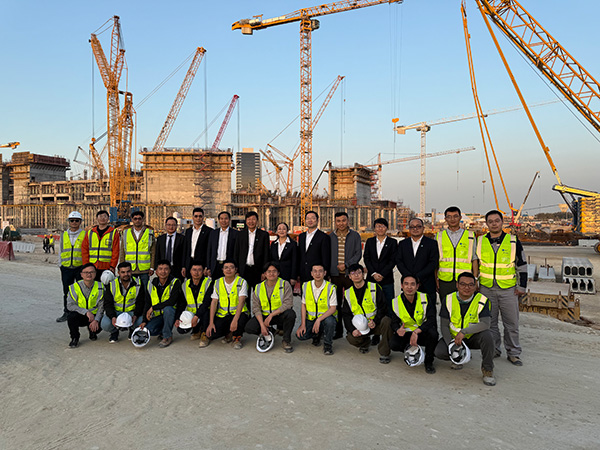 1740623666275001.jpg 與阿美體育場項目人員合影.jpg